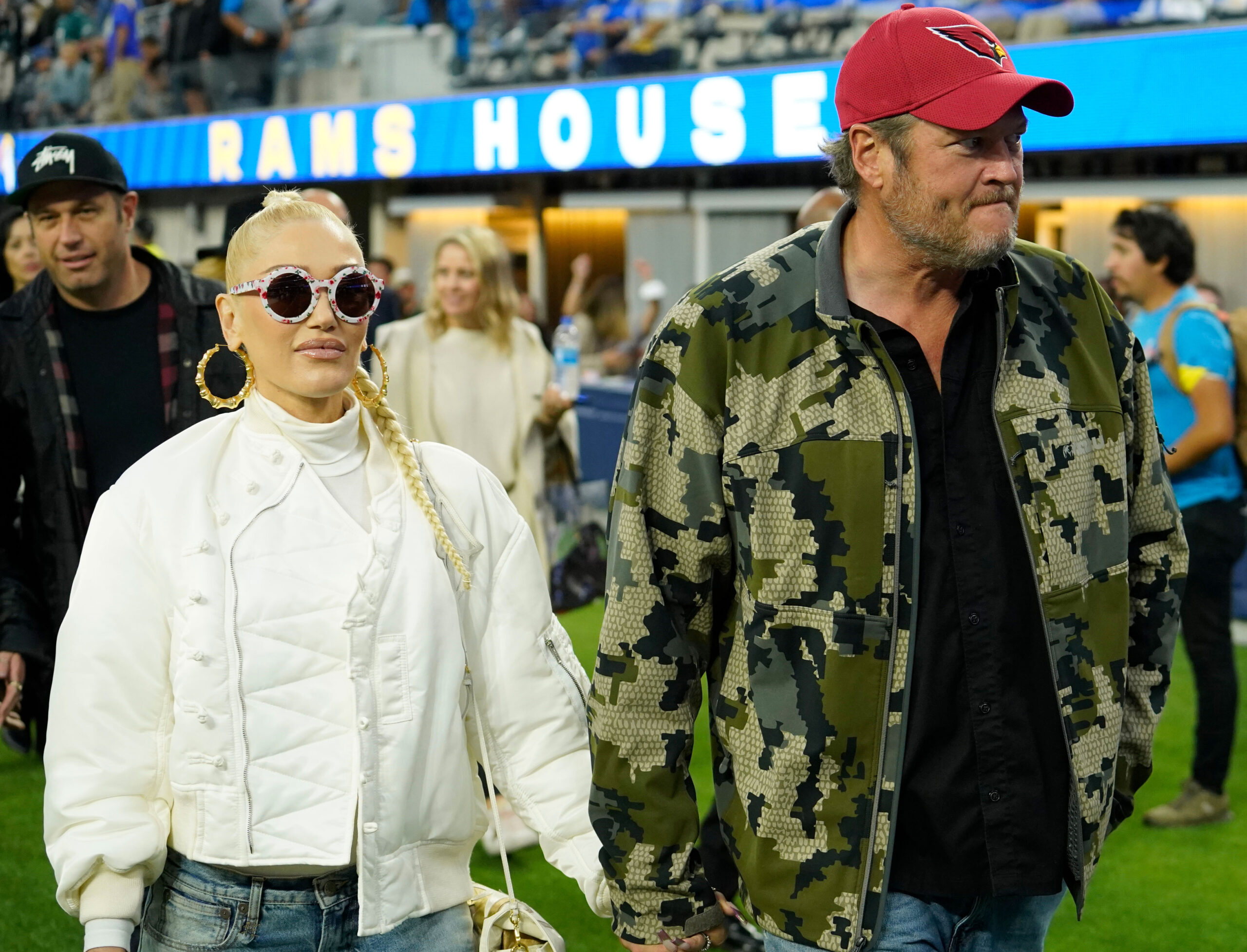 Gwen Stefani and Blake Shelton on the sidelines during a game at SoFi Stadium