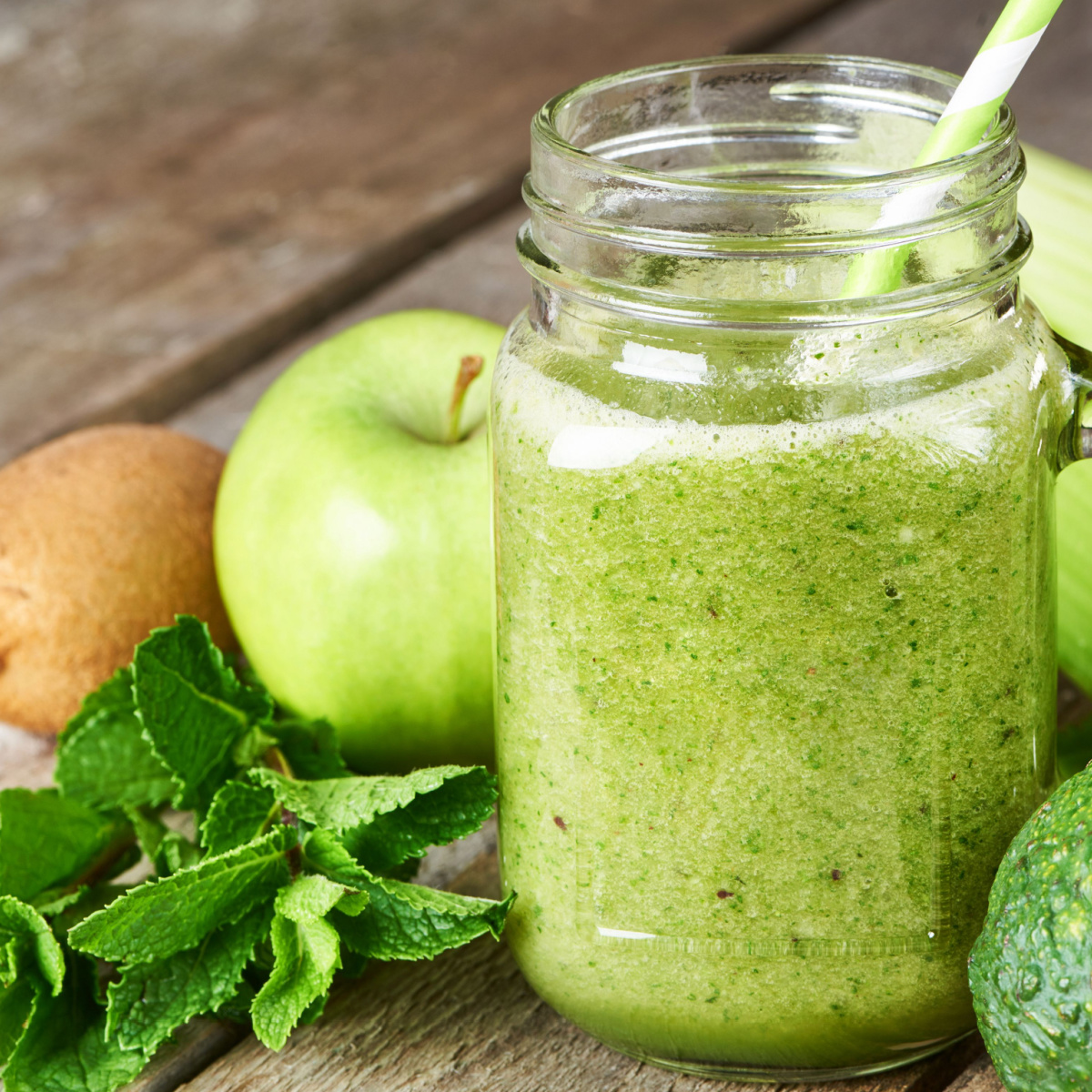 green juice smoothie in mason jar