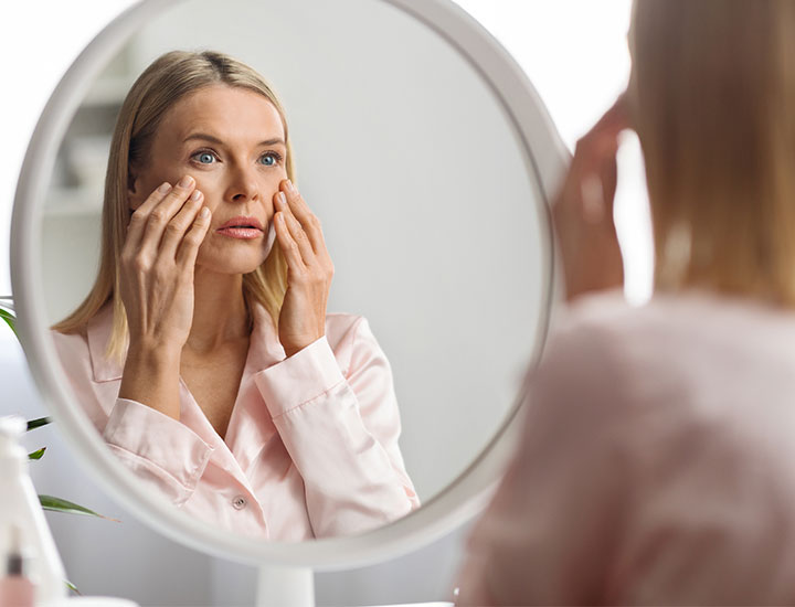 women-looking-reflection-mirror