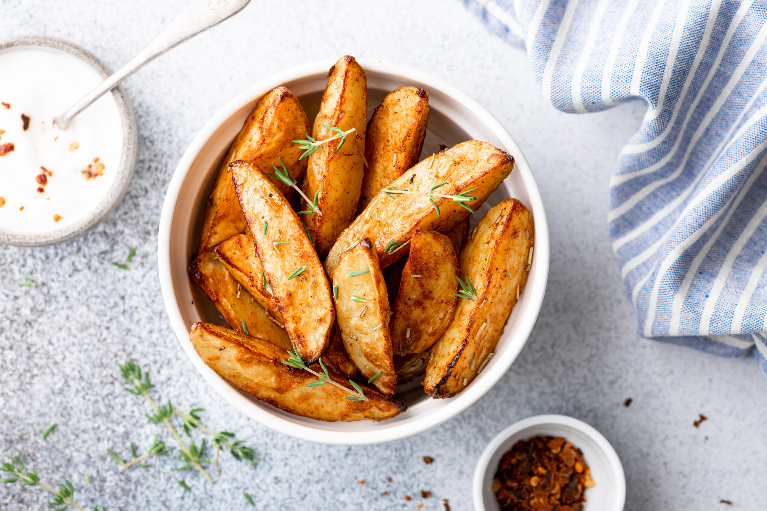 potato wedges with condiment