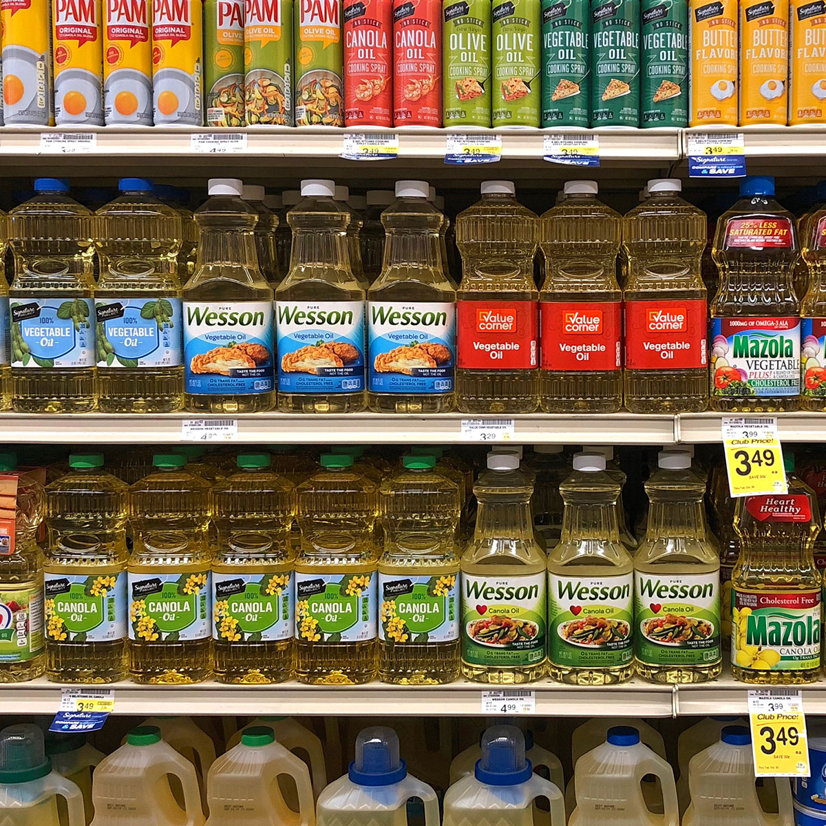 vegetable oils on shelves at grocery store