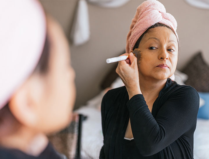 woman-applying-makeup