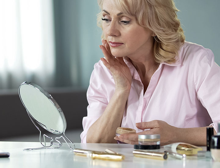 woman-applying-makeup