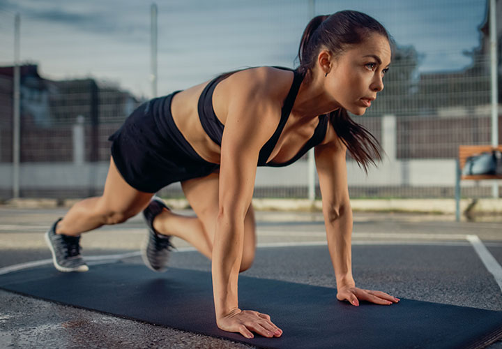 woman doing mountain climbers