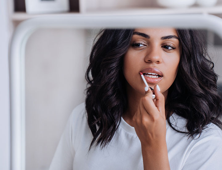 young-woman-applying-lipstick