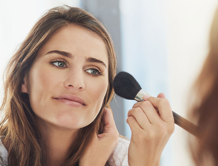 woman-applying-makeup