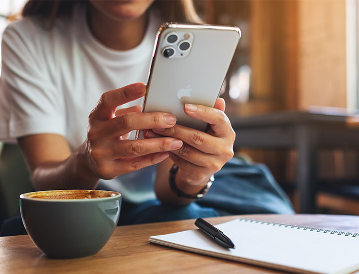 woman-using-iphone-cafe