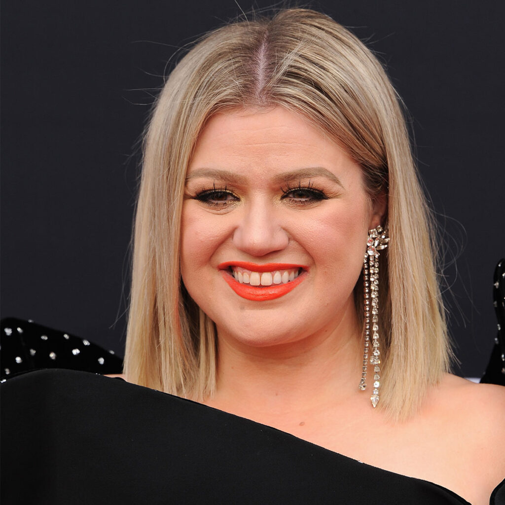 Kelly Clarkson Sports A Low-Cut, Tulle Dress With A Leather Belt To