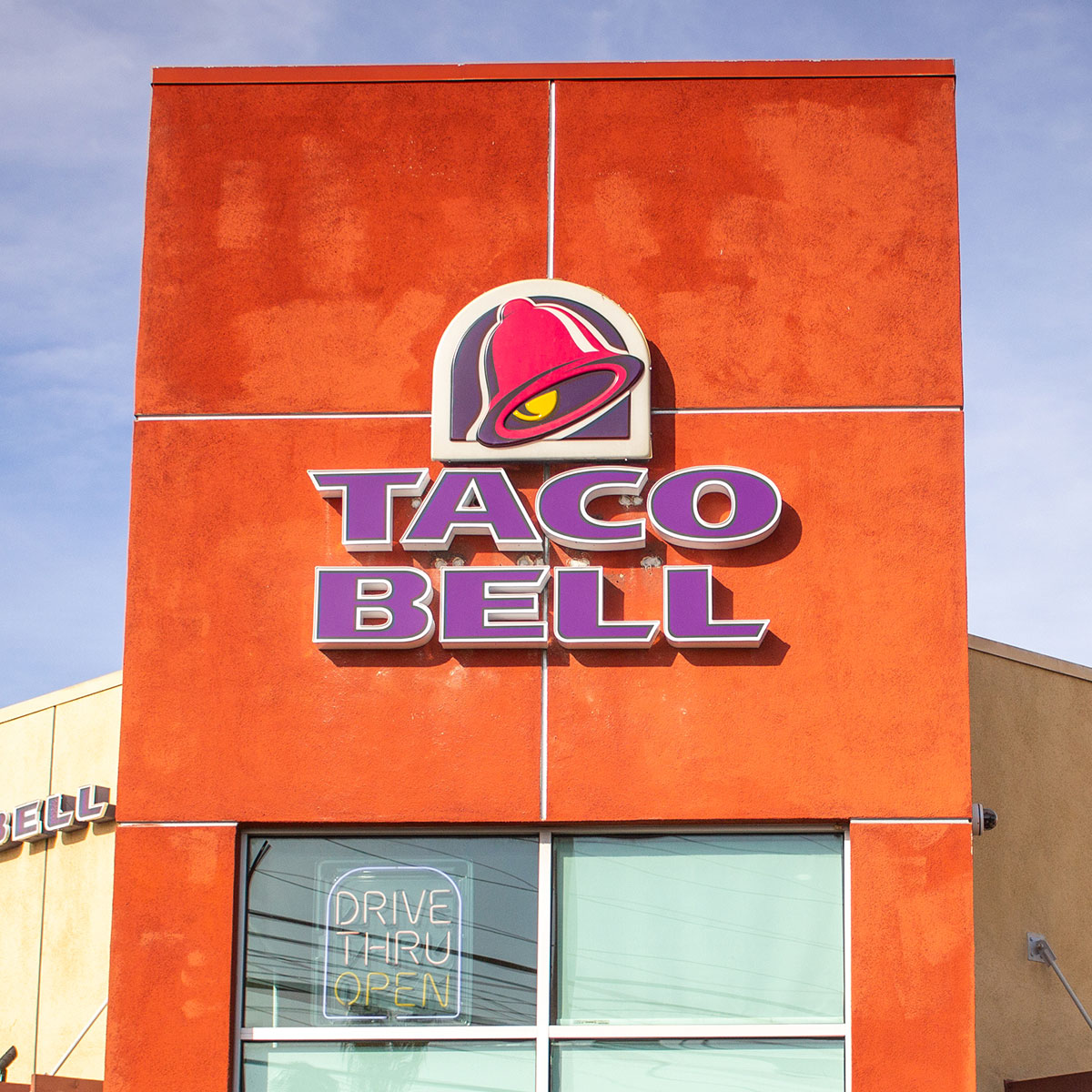 taco bell restaurant facade outdoors