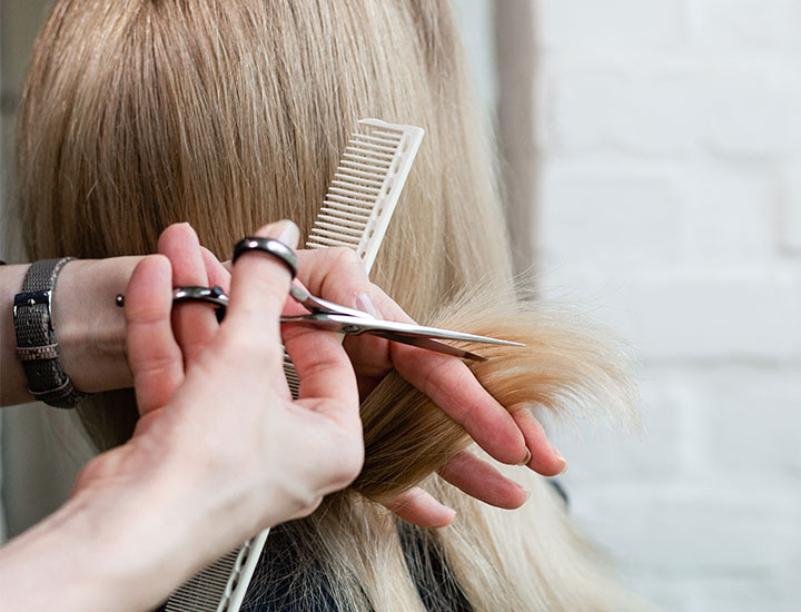 hairdresser-cutting-hair