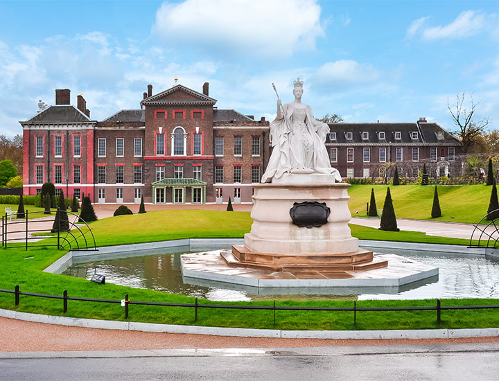 Kensington Palace and the Queen Victoria monument in London, U.K.