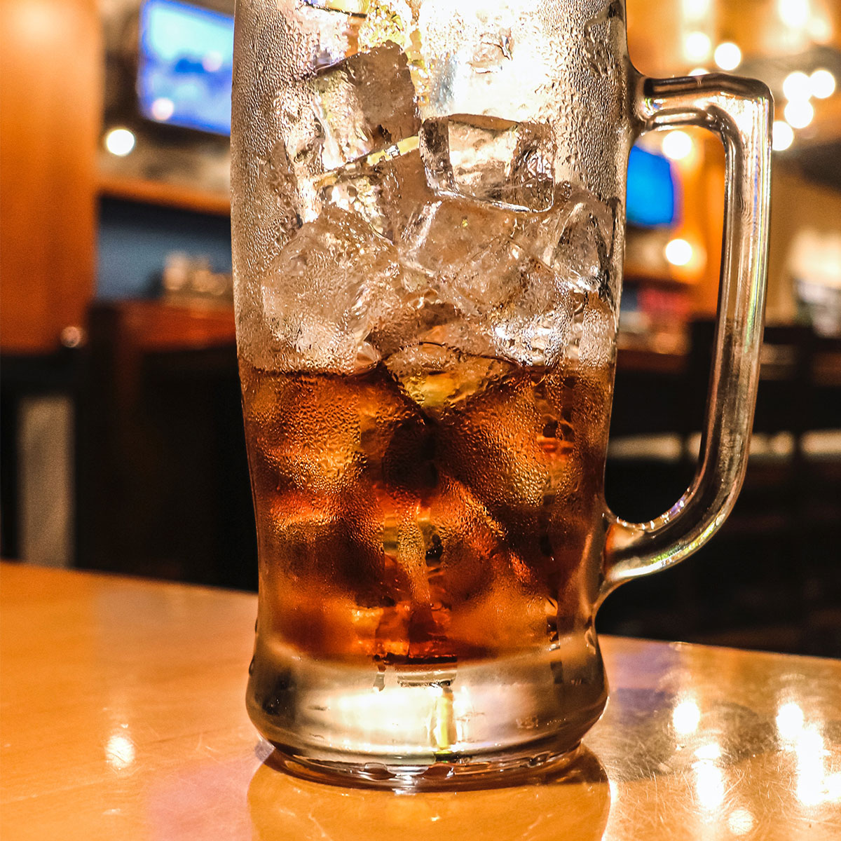 mug of cola with ice