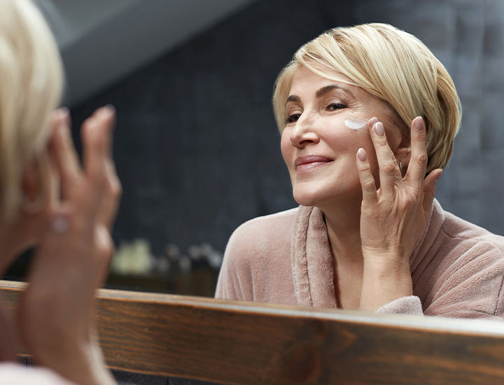 mature-woman-doing-skincare