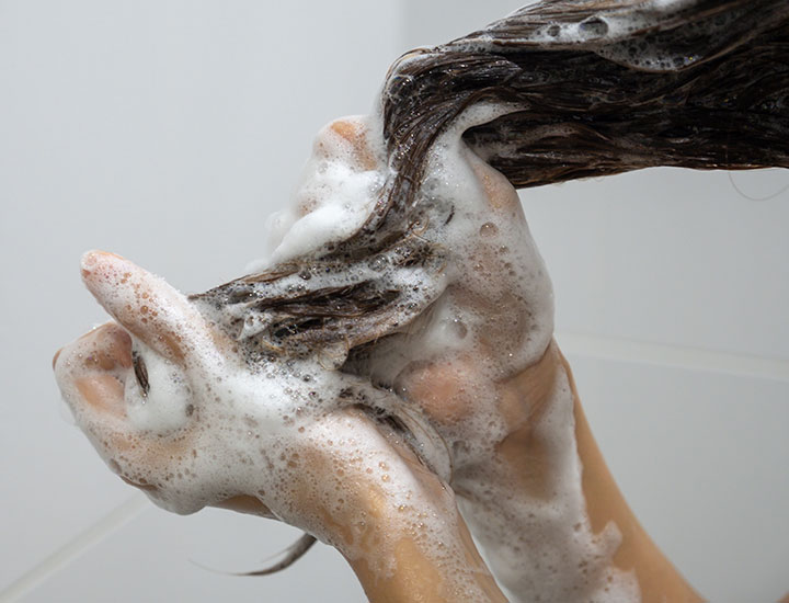 shampooing-hair-at-home