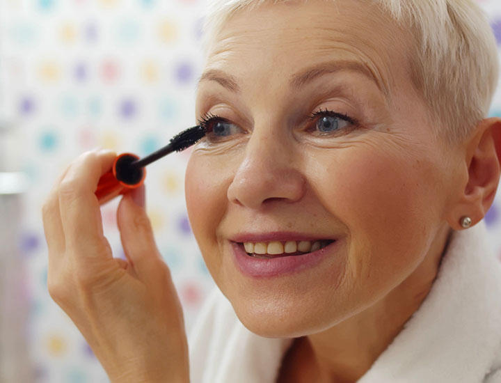 woman-putting-on-mascara