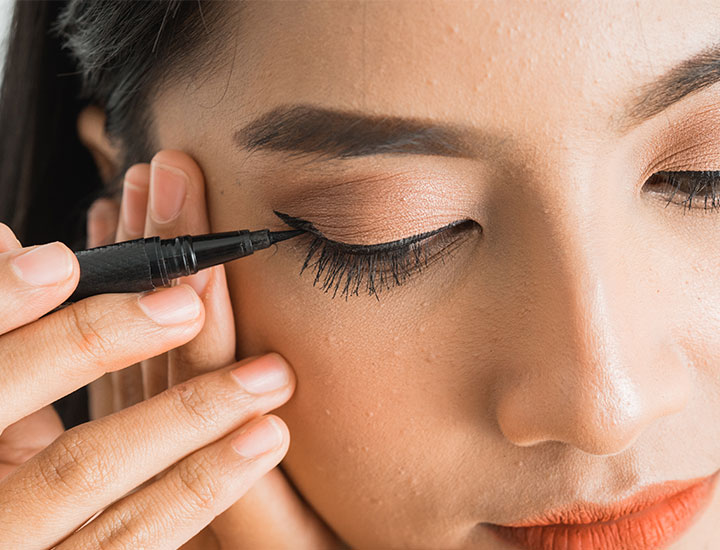 woman-using-eyeliner-pen