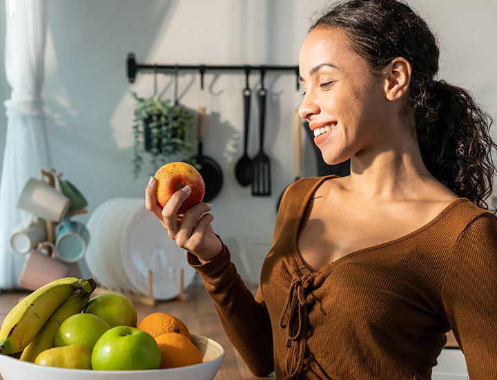 woman-choosing-healthy-snack