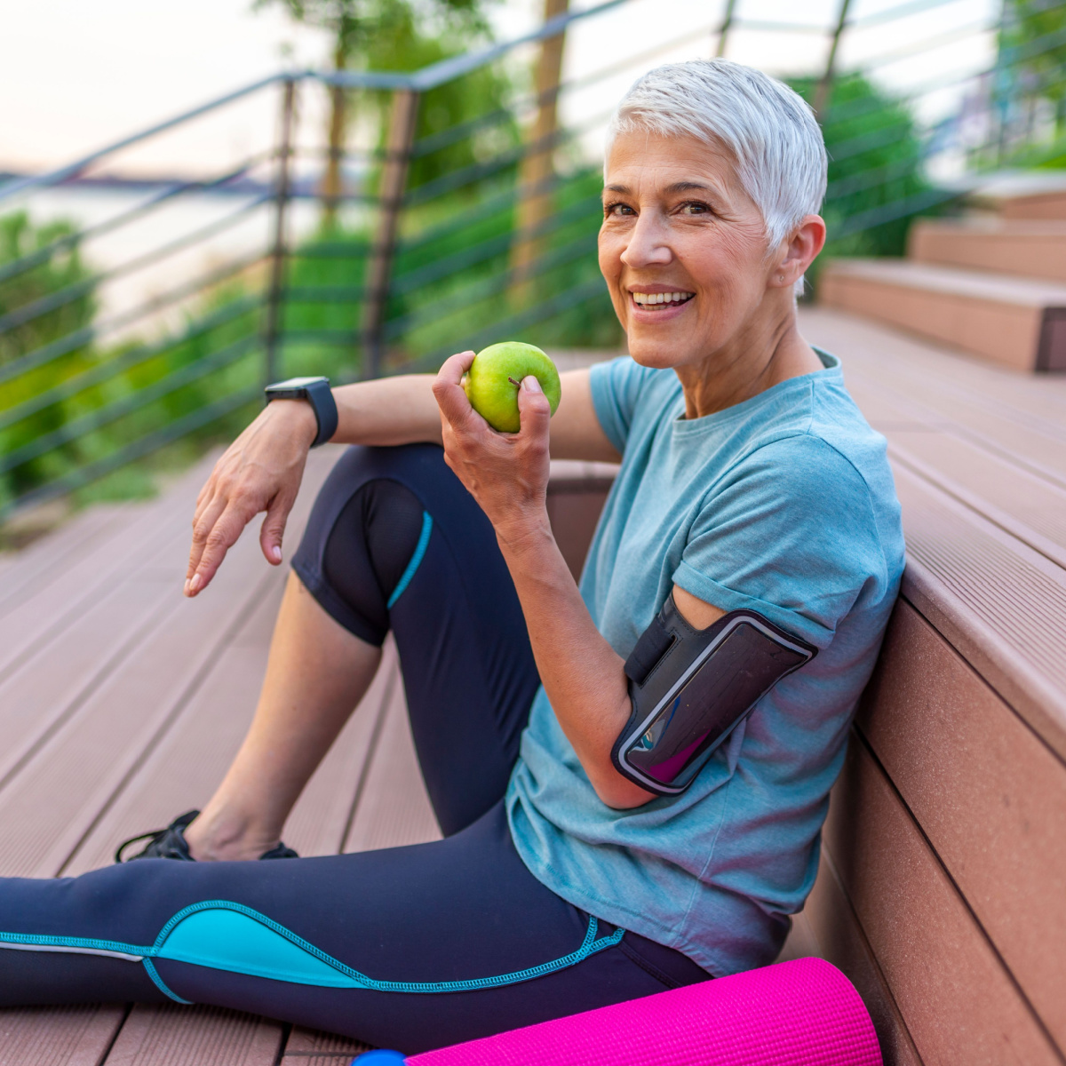 woman eating apples