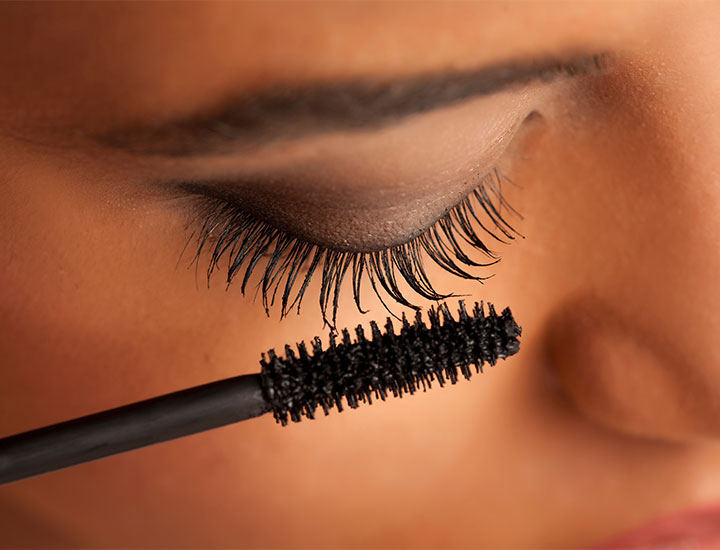 woman-applying-mascara