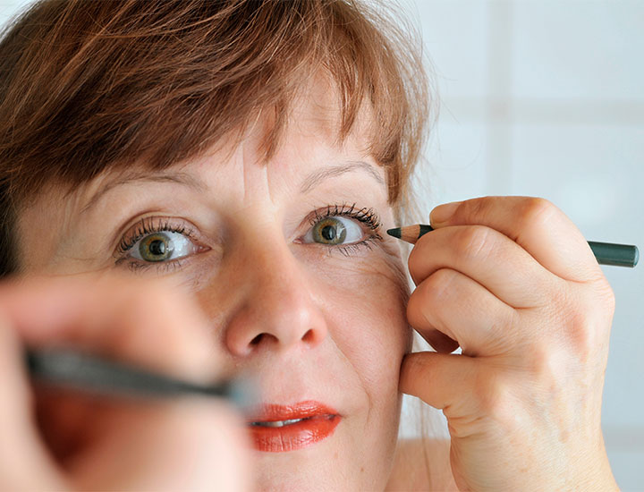 woman-applying-eyeliner