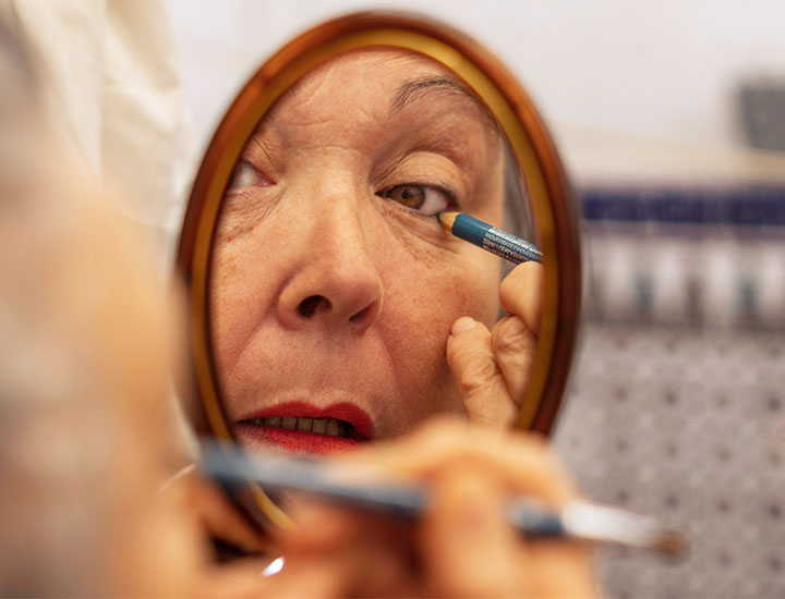 older-woman-applying-eyeliner