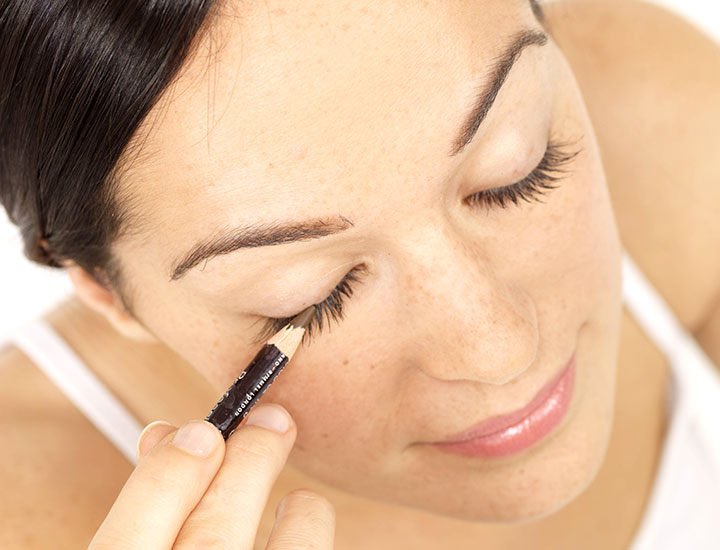 woman-applying-eyeliner