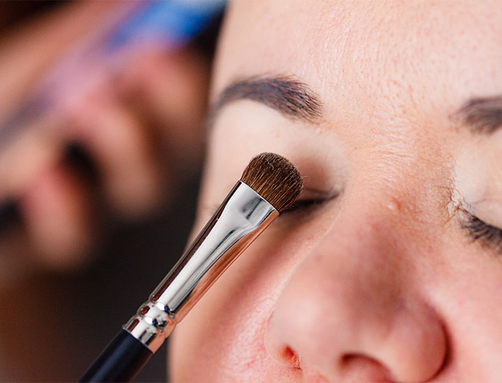 woman-applying-eyeshadow