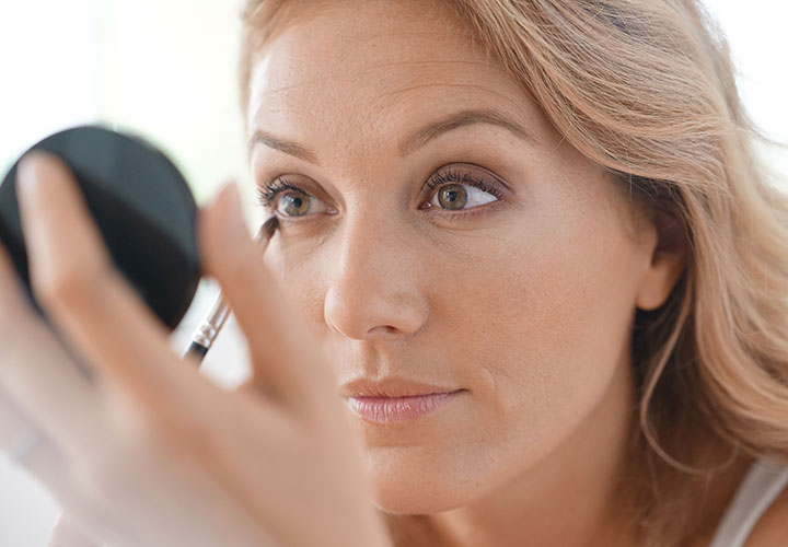 woman-applying-eye-makeup