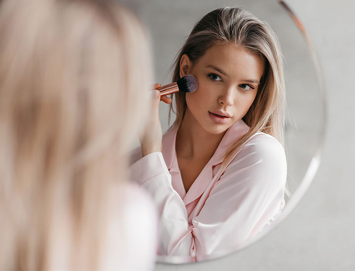 woman-applying-makeup