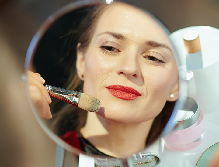 woman-applying-makeup