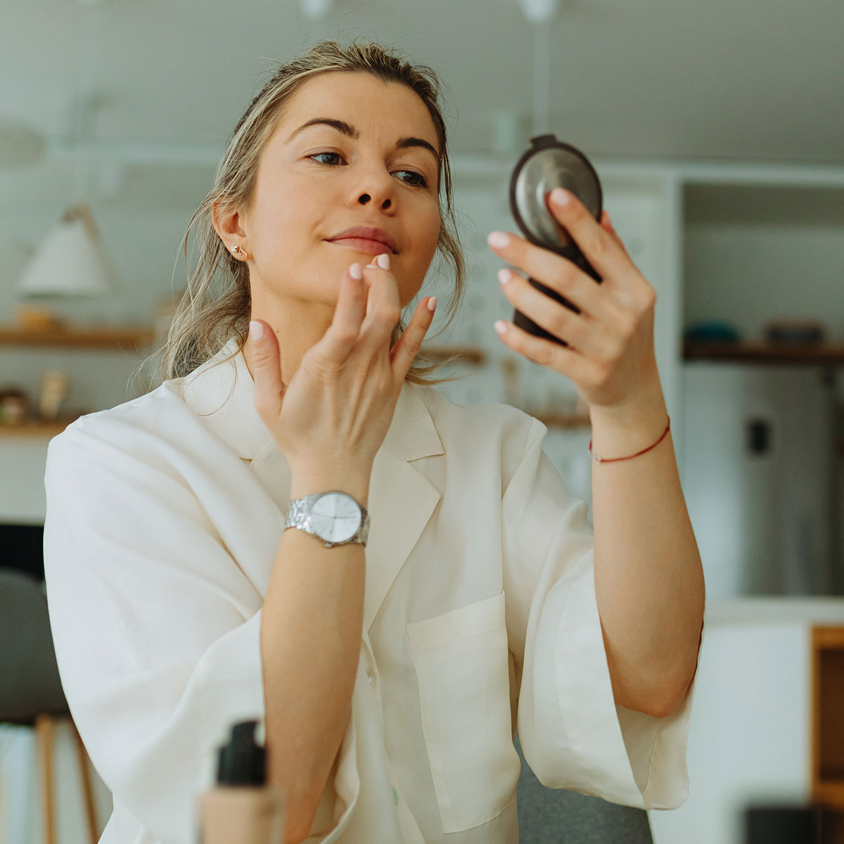 woman-doing-makeup