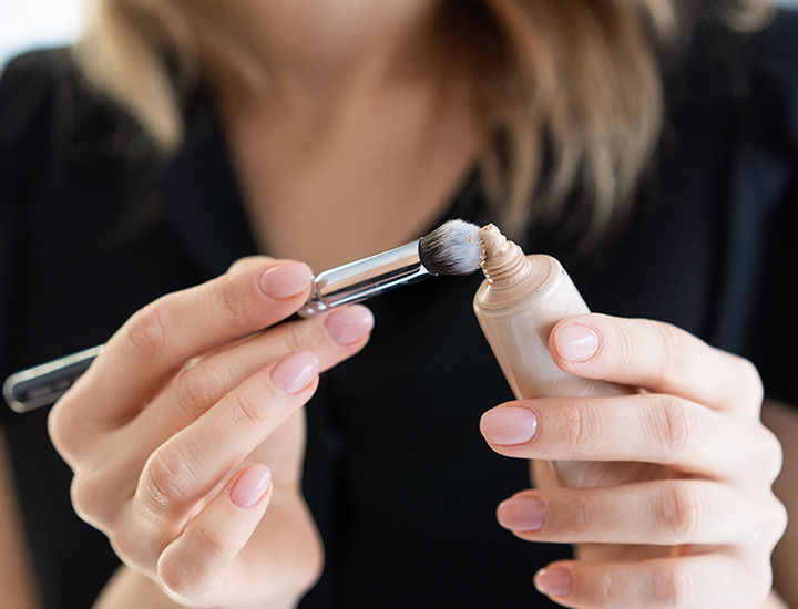 woman-using-brush-concealer