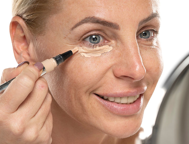 woman-using-concealer