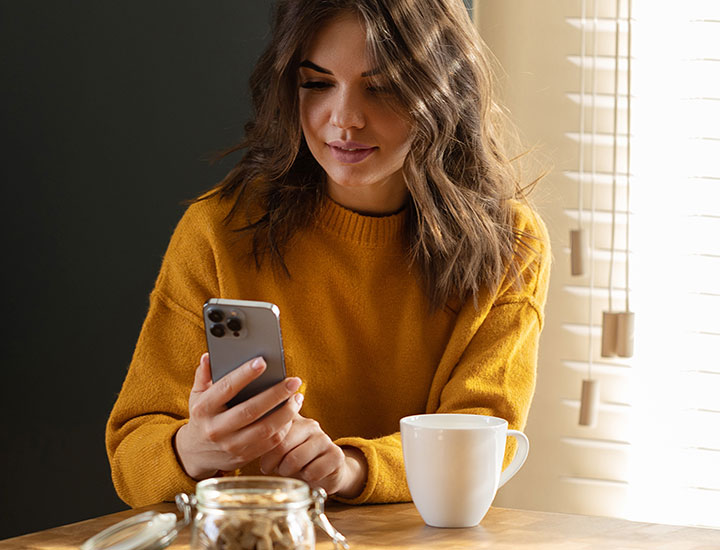 woman-kitchen-on-iphone