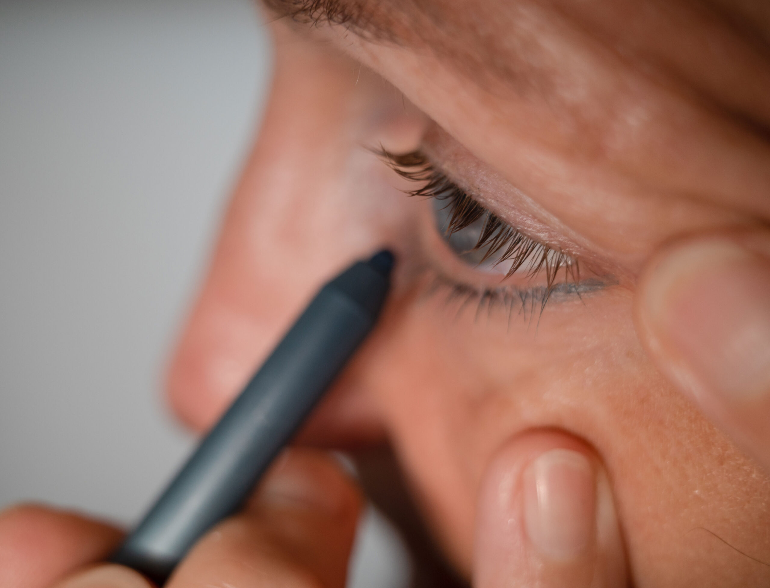 applying-eyeliner-lower-lashes