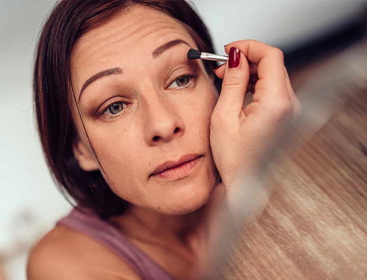 woman-applying-eye-makeup