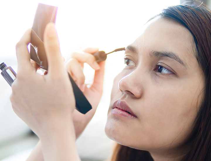 woman-applying-makeup