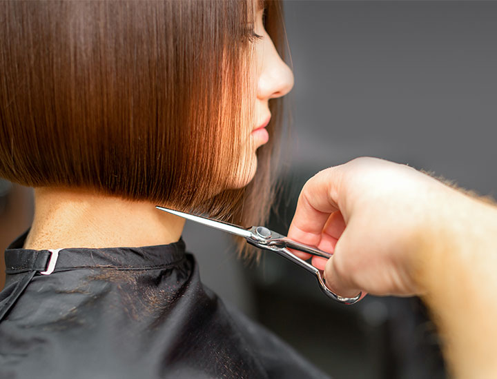 woman-getting-blunt-haircut