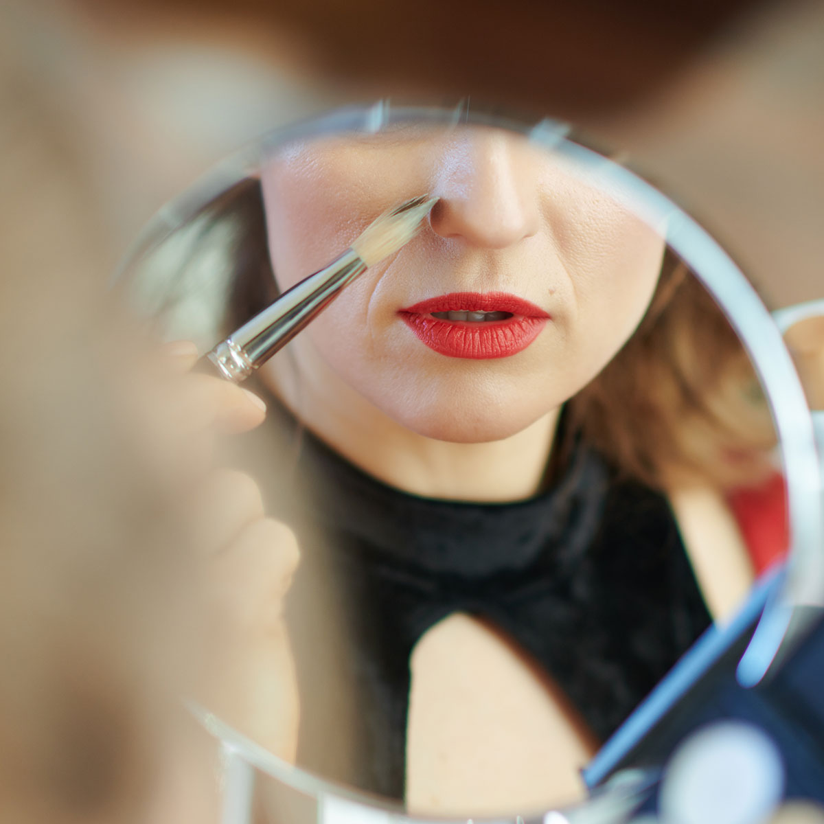 woman-putting-on-makeup