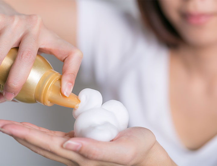 woman-using-hair-mousse