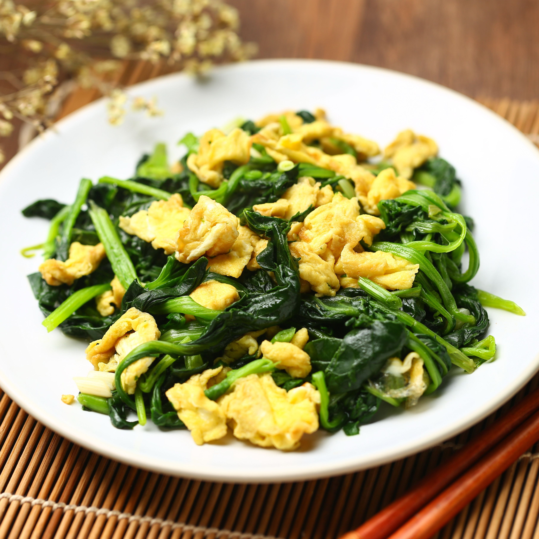 spinach in scrambled eggs