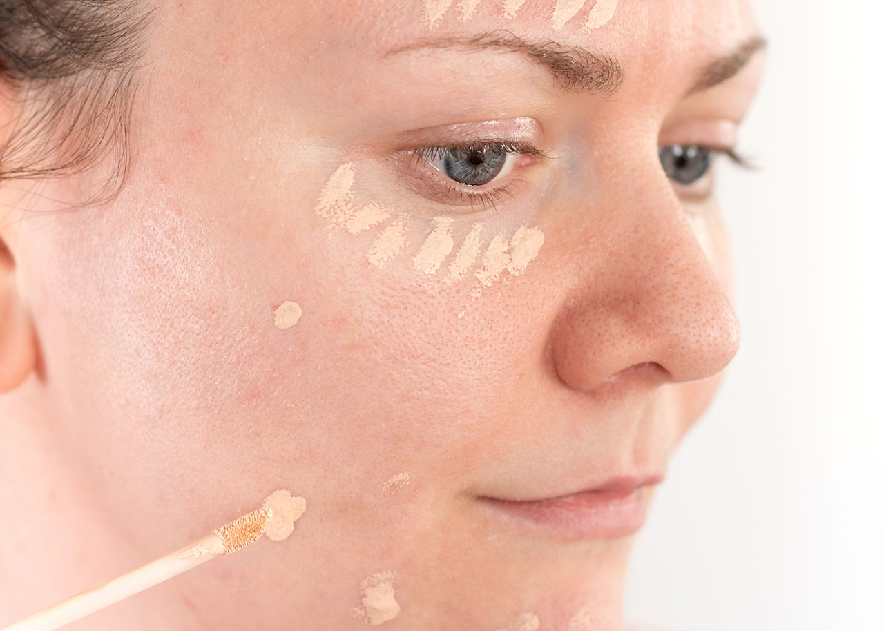 woman-applying-concealer