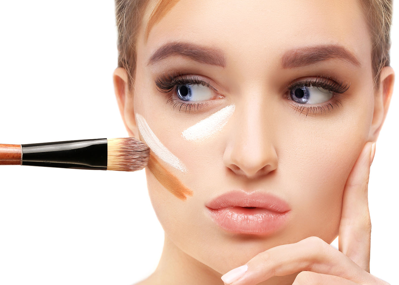 woman-applying-face-contour