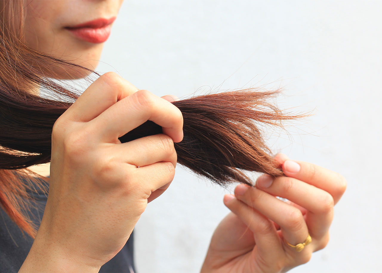 woman-looking-at-split-ends