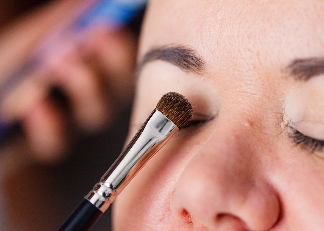 woman-prepping-eyes