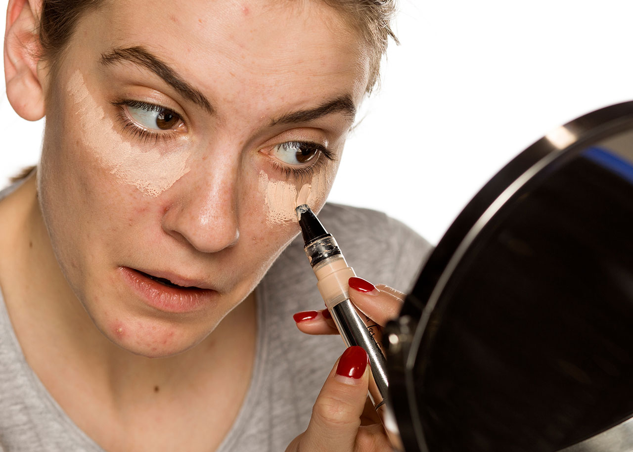 woman-applying-concealer