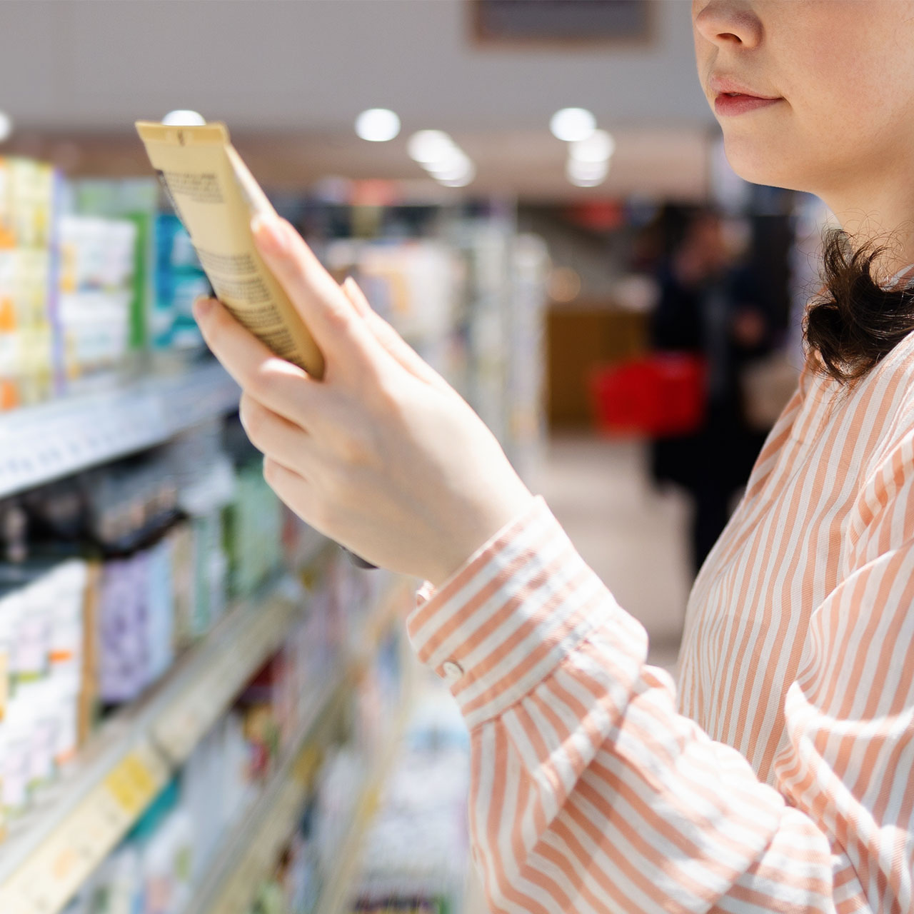 woman-reading-shampoo-bottle-ingredients