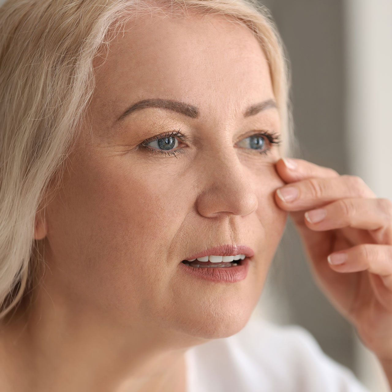 woman-wearing-natural-makeup