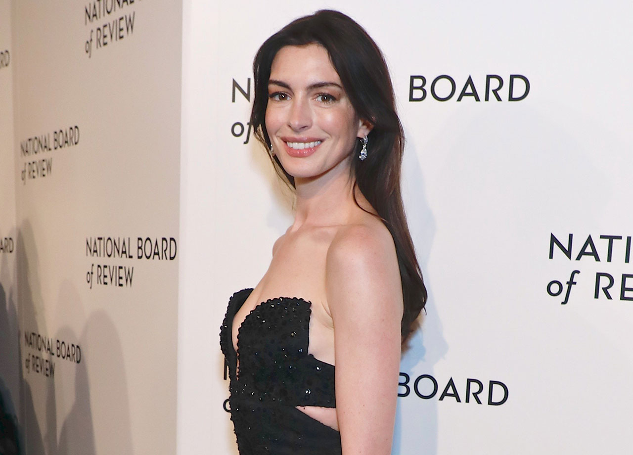 Anne Hathaway Reportedly Got Up And Left In The Middle Of A Vanity   Anne Hathaway 2024 National Board Of Review Awards Gala 1 