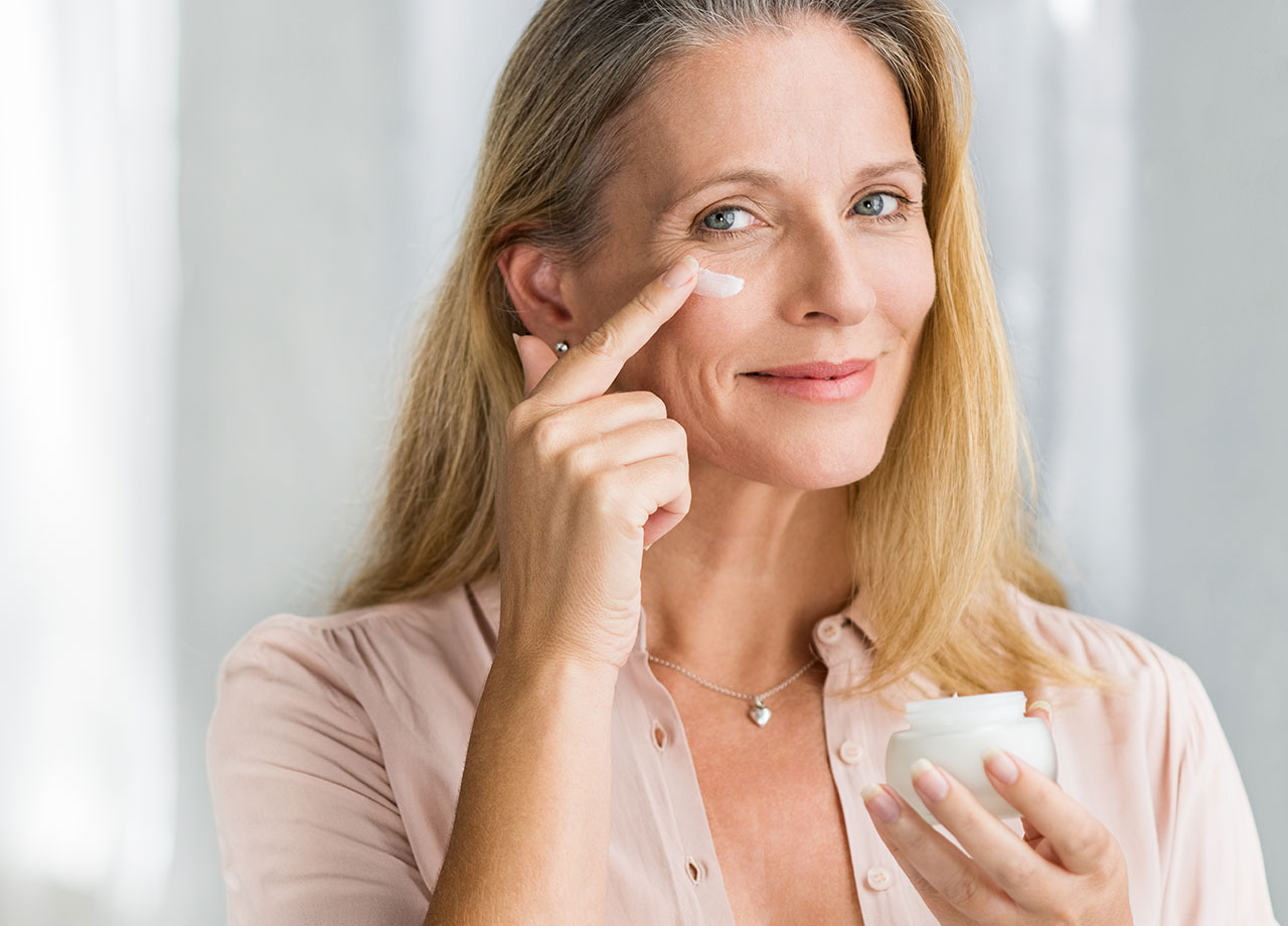 older-woman-using-moisturizer